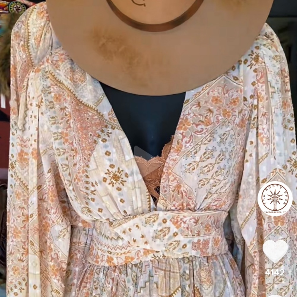 Beautiful western dress size medium pearl snaps around the wrist
